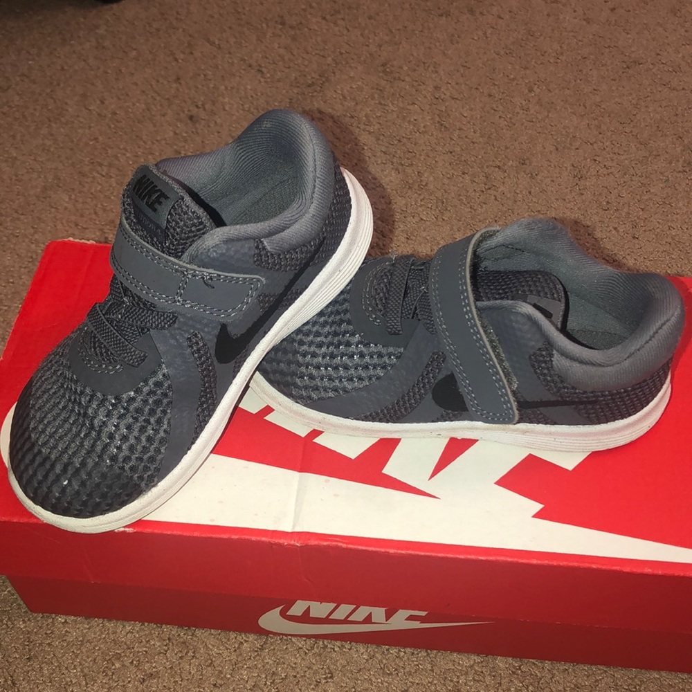 Nike revolution 4 toddler size 8c. Gray.